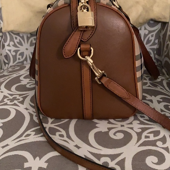 Authentic Burberry purse. Excellent condition. Beautiful bag. - Picture 7 of 16